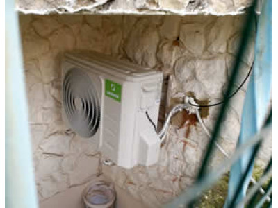 Внешний блок кондиционера разместился в полуцокольном помещении