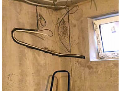 Фреоновая магистраль в монолитной стене