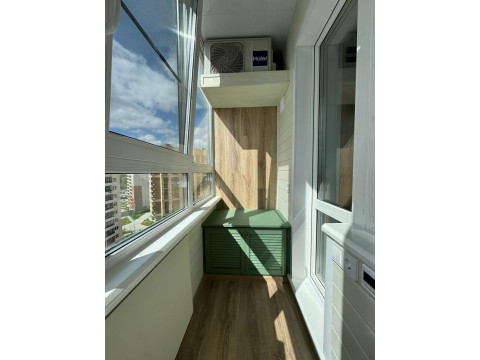 Профессиональная отделка балконов: Как выбрать лучшую команду для вашего проекта