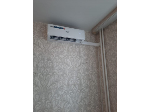 Установка кондиционера с фреонопроводом через балкон: решение с кабель-каналом