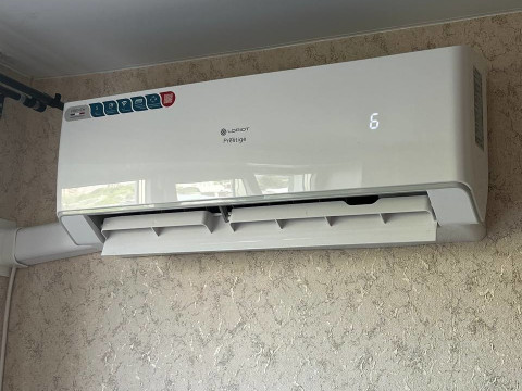 Монтаж сплит-системы Loriot Prestige с Wi-Fi на Герцена, 10 — работа Бригады 6 компании «Буран» в Новосибирске