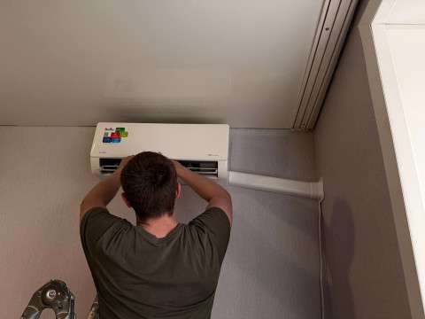 Монтаж кондиционера с автовышки в Барнауле без ущерба для фасада