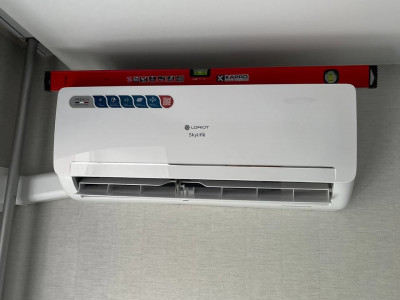 Монтаж сплит-системы LORIOT Skyline 09 в зале по адресу ул. Лескова 15 — работа бригады №6