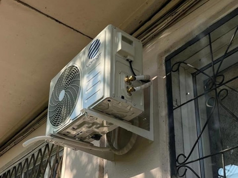 Успешная установка кондиционера Loriot LAC 09 TA на Мерлина 12 — довольный клиент и качественная работа