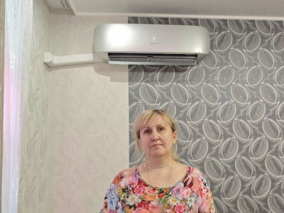 Дизайнерский кондиционер HISENSE SILVER CRYSTAL с Wi-Fi — установка в интерьере с серыми обоями