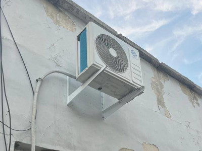 Установка кондиционера Loriot LAC-24 TA Neon в гараже Администрации г. Бийска — охлаждение 70 м² за один день