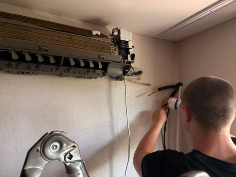 Установка кондиционера Royal Thermo Siena в хрущёвке: решение для жары на последнем этаже