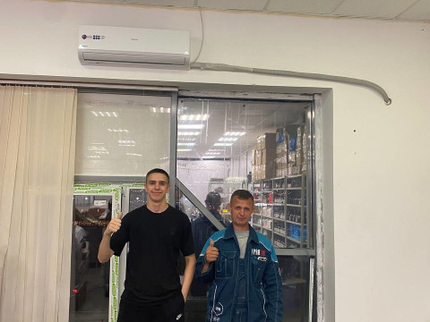 Монтаж кондиционера BREEON Prisma 18 в ТЦ "Юпитер" в Новосибирске: качество и профессионализм от компании "Буран"