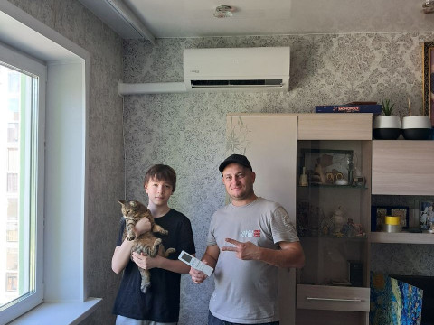 Надежда обратилась в нашу компанию, чтобы охладить гостиную 18 м²: инверторная сплит-система Kentatsu YUKI 26 с профессиональным монтажом