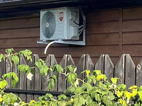 Сплит-система Royal Thermo RTB-12 HN8_V2: Установка в СНТ Труженник на улице Малиновая — Работа нашего монтажника Антона