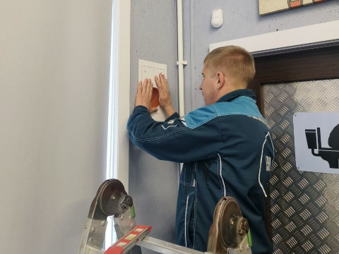 В очередной раз установлен рекуператор VAKIO с клапаном для проветривания помещения с озонирующим оборудованием