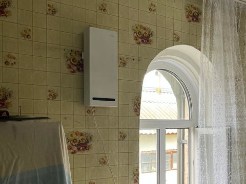 Анна из Чемала обратилась с проблемой влажности и плесени в доме — как мы решили эту задачу с помощью рекуператоров и вытяжек VAKIO