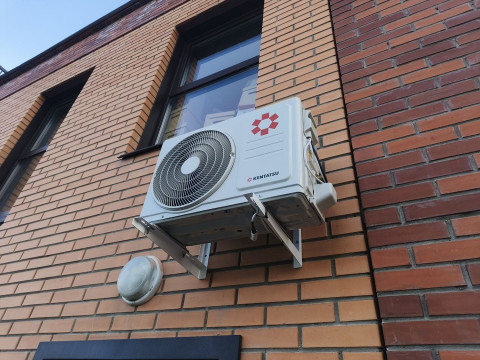 Монтаж сплит-системы Kentatsu Yuki в серверной ООО «ТД Евробетон» в Новосибирске — профессиональная работа бригады «Буран Климат»