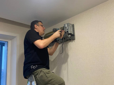 Второй этап монтажа сплит-системы Kentatsu Yuki на ул. Немыткина, 7 — профессиональная довеска кондиционера от бригады «Буран»