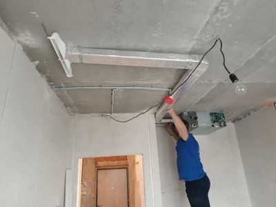 Монтаж канального кондиционера Ballu в квартире в Кемерово — профессиональная работа бригады Сергея и Дмитрия